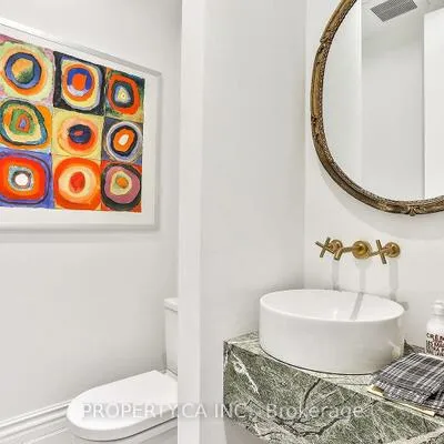 38,&nbsp;Beaconsfield, Little Portugal, Toronto