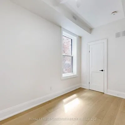 28,&nbsp;Beaconsfield, Little Portugal, Toronto