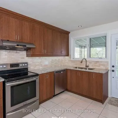 286,&nbsp;Searle, Bathurst Manor, Toronto