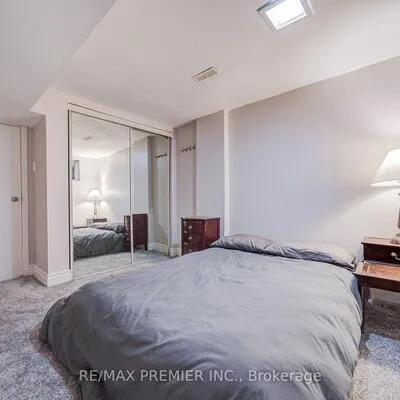 224,&nbsp;Lippincott, University, Toronto