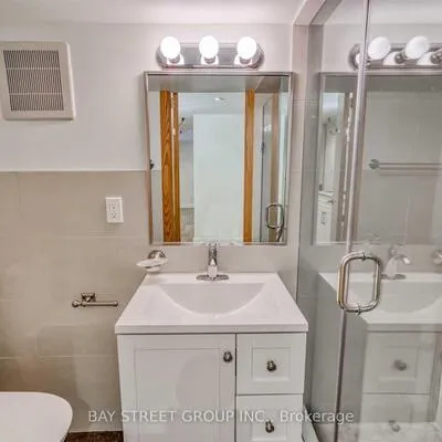 296,&nbsp;Borden, University, Toronto
