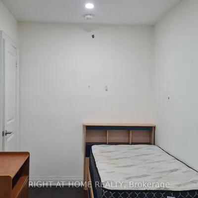 10,&nbsp;Emmott, Oakridge, Toronto
