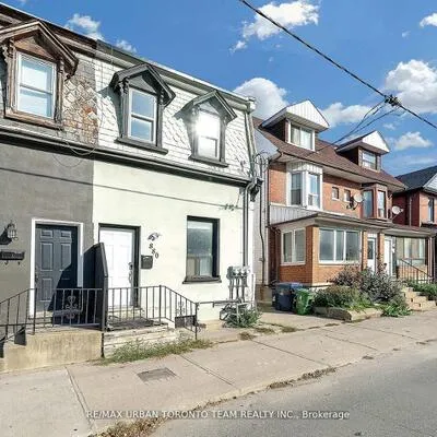 880,&nbsp;Dundas, South Riverdale, Toronto