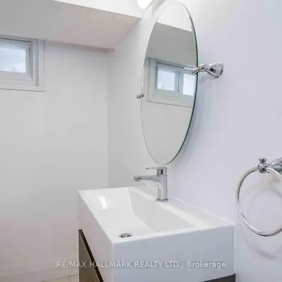 24,&nbsp;Barrington, East End-Danforth, Toronto
