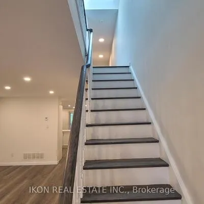 31,&nbsp;Torrens, Broadview North, Toronto