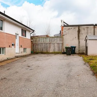240,&nbsp;Markham, Scarborough Village, Toronto