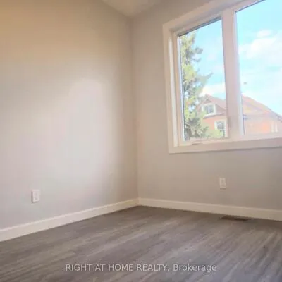 94,&nbsp;Barrington, Crescent Town, Toronto