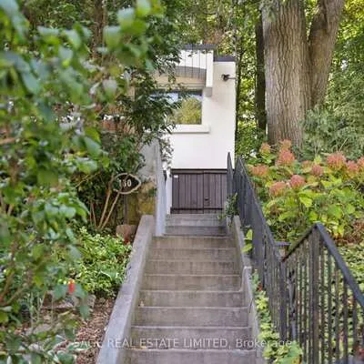 130,&nbsp;Neville Park, The Beaches, Toronto