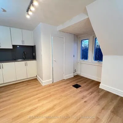 82,&nbsp;Curzon, South Riverdale, Toronto