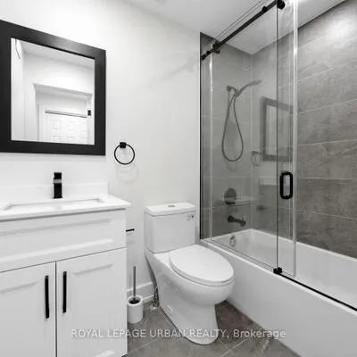 851,&nbsp;Danforth, Blake-Jones, Toronto