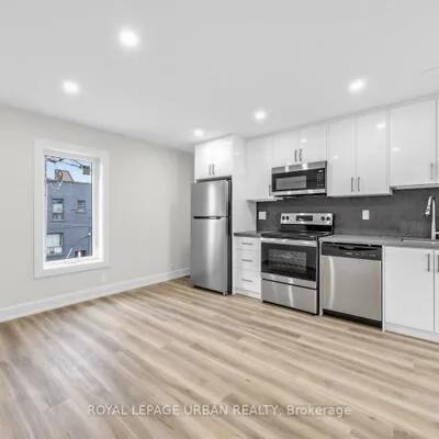 851,&nbsp;Danforth, Blake-Jones, Toronto