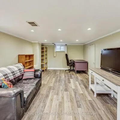 1,&nbsp;Milne, Oakridge, Toronto