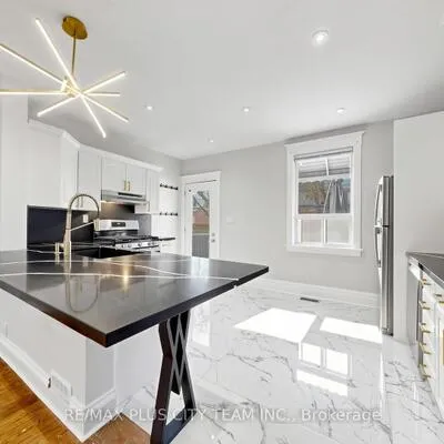 402,&nbsp;Woodbine, The Beaches, Toronto