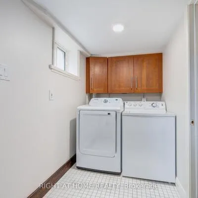 952,&nbsp;Coxwell, East York, Toronto