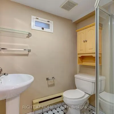 952,&nbsp;Coxwell, East York, Toronto