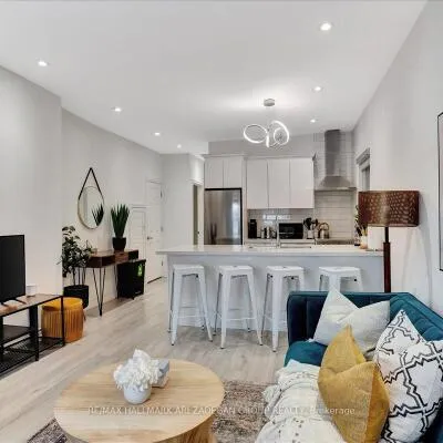138,&nbsp;Booth, South Riverdale, Toronto