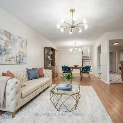26,&nbsp;Greenleaf, Malvern, Toronto