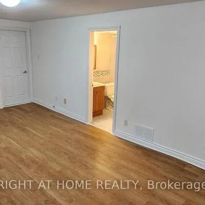 990,&nbsp;Midland, Eglinton East, Toronto