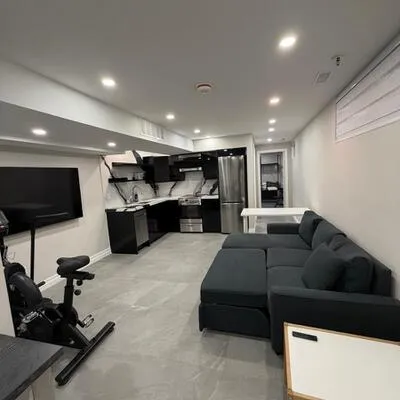 18,&nbsp;Wroxeter, North Riverdale, Toronto