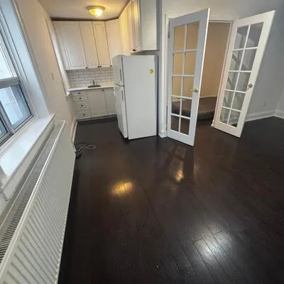 849,&nbsp;Broadview, Danforth, Toronto