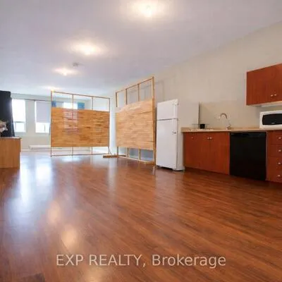 1038,&nbsp;Coxwell, East York, Toronto