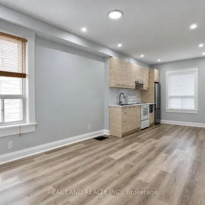 225,&nbsp;Coxwell, Woodbine Corridor, Toronto