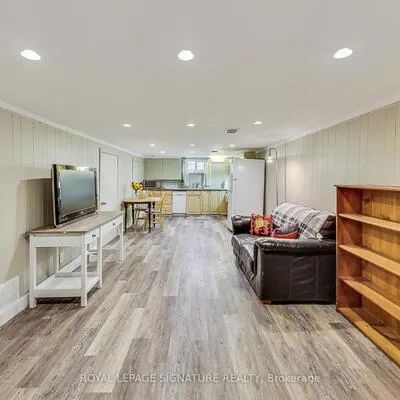 1,&nbsp;Milne, Oakridge, Toronto