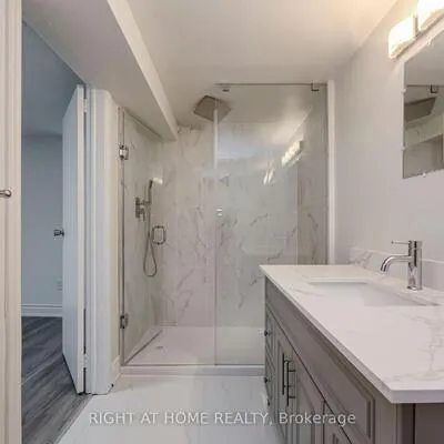 32,&nbsp;Florens, Clairlea-Birchmount, Toronto