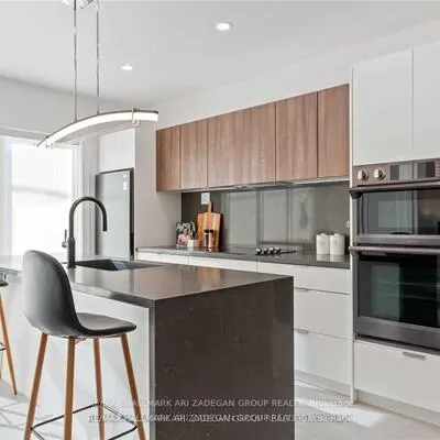 16,&nbsp;Minto, Greenwood-Coxwell, Toronto