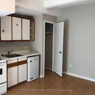 27,&nbsp;Hamilton, South Riverdale, Toronto