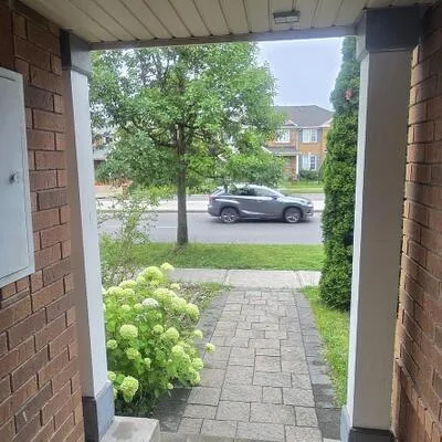 100,&nbsp;Staines, Rouge E11, Toronto