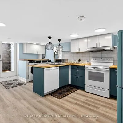 92,&nbsp;Donlands, Danforth, Toronto