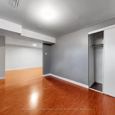 33,&nbsp;Robbinstone, Malvern, Toronto