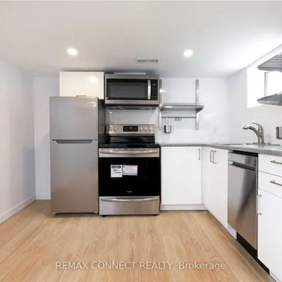 1370,&nbsp;Woodbine, East York, Toronto