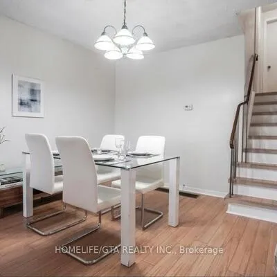 26,&nbsp;Greenleaf, Malvern, Toronto