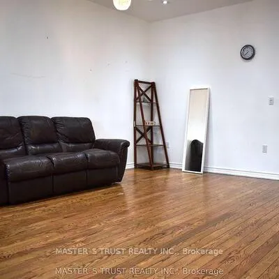 966,&nbsp;Dundas, South Riverdale, Toronto