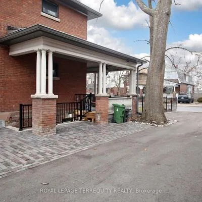 354,&nbsp;Main, Woodbine-Lumsden, Toronto