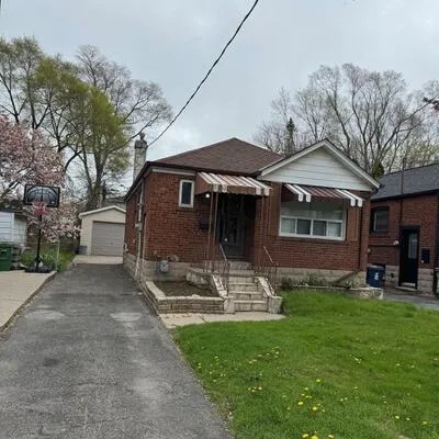 105,&nbsp;St Hubert, East York, Toronto