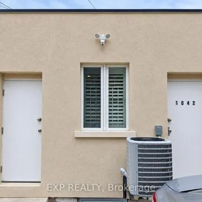 1042,&nbsp;Coxwell, East York, Toronto