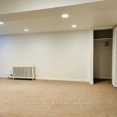 27,&nbsp;Oakview, High Park North, Toronto