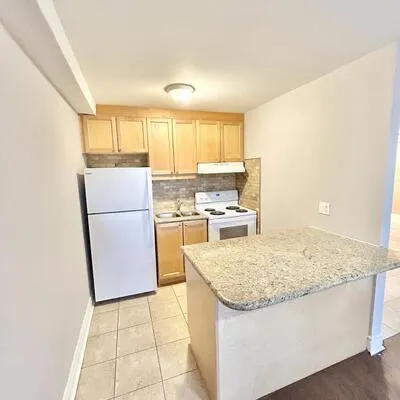90,&nbsp;Twenty Fifth, Long Branch, Toronto
