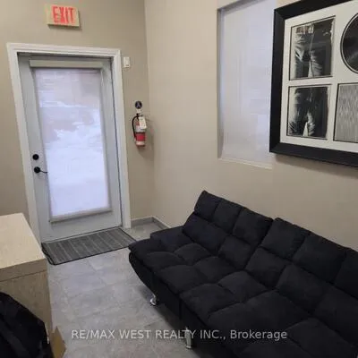 33,&nbsp;South Station, Weston, Toronto