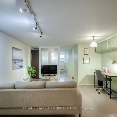 26A,&nbsp;Scarlett, Rockcliffe-Smythe, Toronto