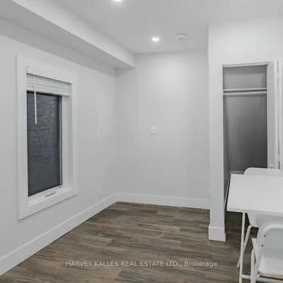 160,&nbsp;Lansdowne, Roncesvalles, Toronto