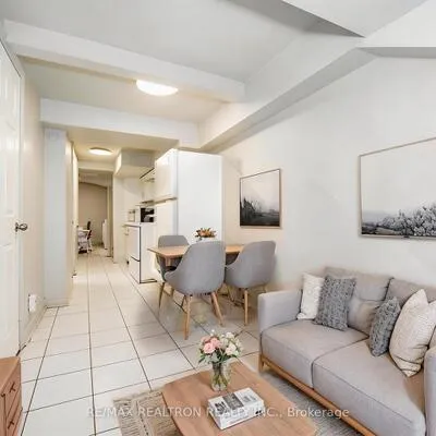 47,&nbsp;Greendale, Rockcliffe-Smythe, Toronto