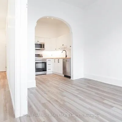 2100,&nbsp;Dundas, Roncesvalles, Toronto