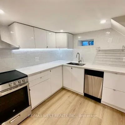 10,&nbsp;Vimy, Weston, Toronto