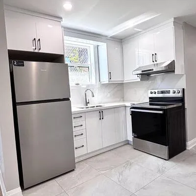 100,&nbsp;Portland, Mimico, Toronto