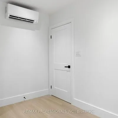105,&nbsp;Cavell, Mimico, Toronto