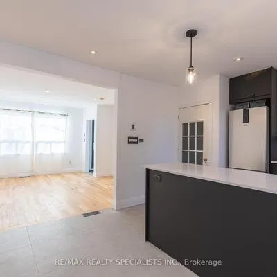 11,&nbsp;Dayton, Stonegate-Queensway, Toronto